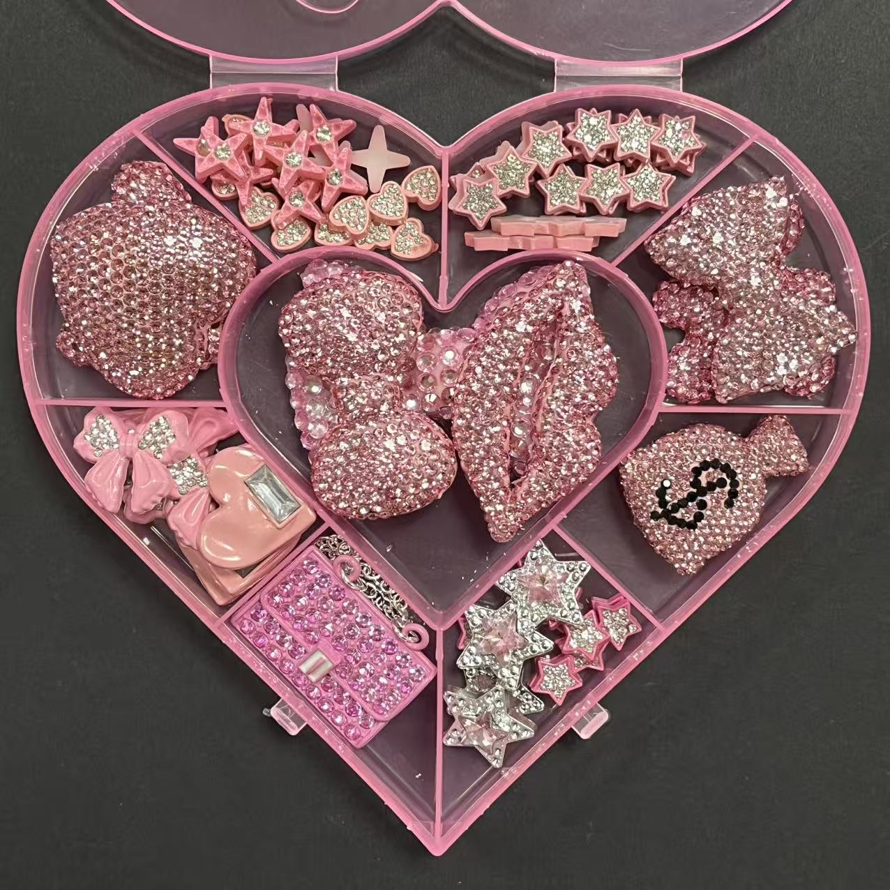 Phone Cases Wholesale - Großhandel: Luxuriöse Diamant-Schleifen-Geldbörsen, Parfümflaschen, Schmetterlings-Geldbörsen, Lippenstift-Königinnen-Stern-Handyhüllen-Dekorationen,